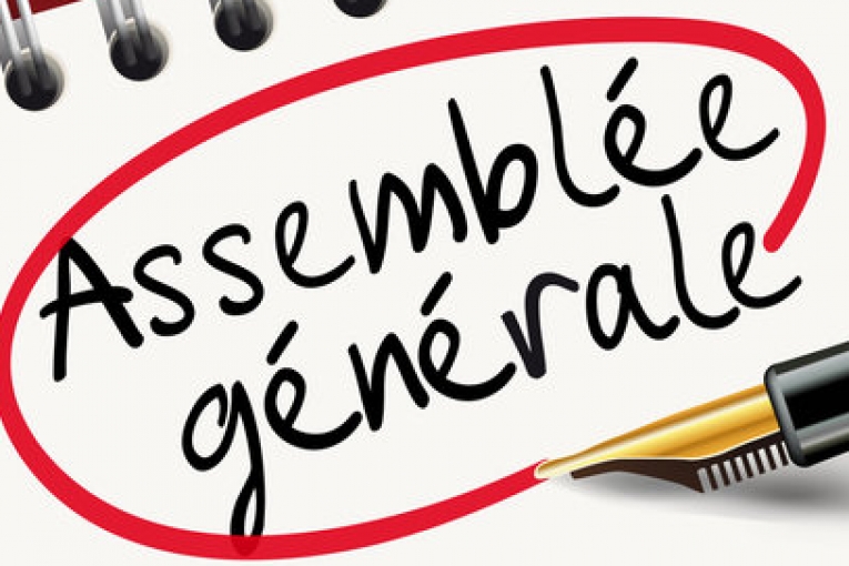 Texte manuscrit « Assemblée générale » entouré en rouge sur fond de carnet.
