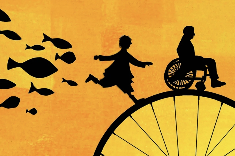 Silhouettes d’un enfant courant et d’un adulte en fauteuil roulant sur une grande roue, fond orange, poissons en vol.