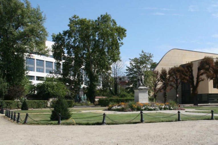 Extérieur de l'école vétérinaire de Paris.