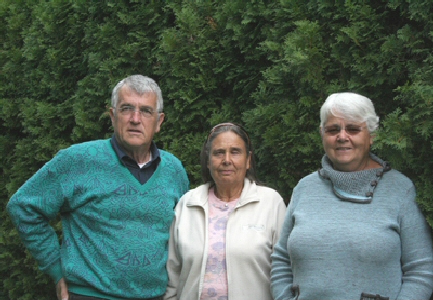 Michèle Mathy, Sonja Desclouds et Daniel Chervier, fondateurs de l'association L'Autre Regard, posent côte à côte, souriants et détendues, dans un cadre naturel et paisible.