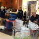 Stand L’Autre Regard dans un centre commercial, avec un chien-guide, plusieurs dames de l'association et des échanges avec les passants.