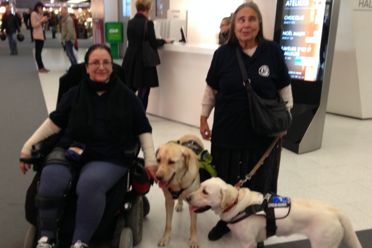 Deux dames accompagnées de leur chiens guides, lors des Automnales de 2014.